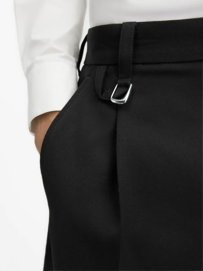 The Melo Shorts Black Men JACQUEMUS Trousers and Shorts The Melo Shorts Black Men JACQUEMUS Trousers and Shorts